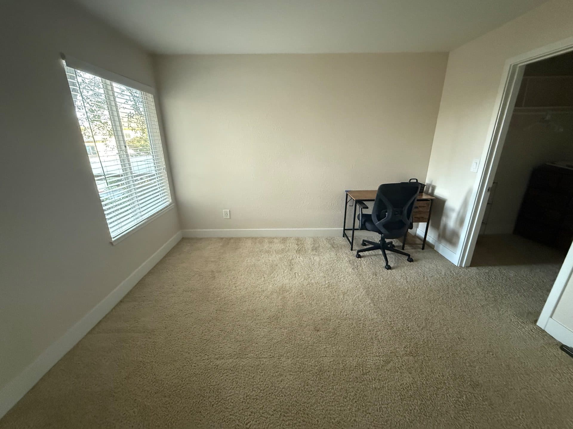 Semi furnished Private Room and private bathroom in a 2BHK apt in Folsom